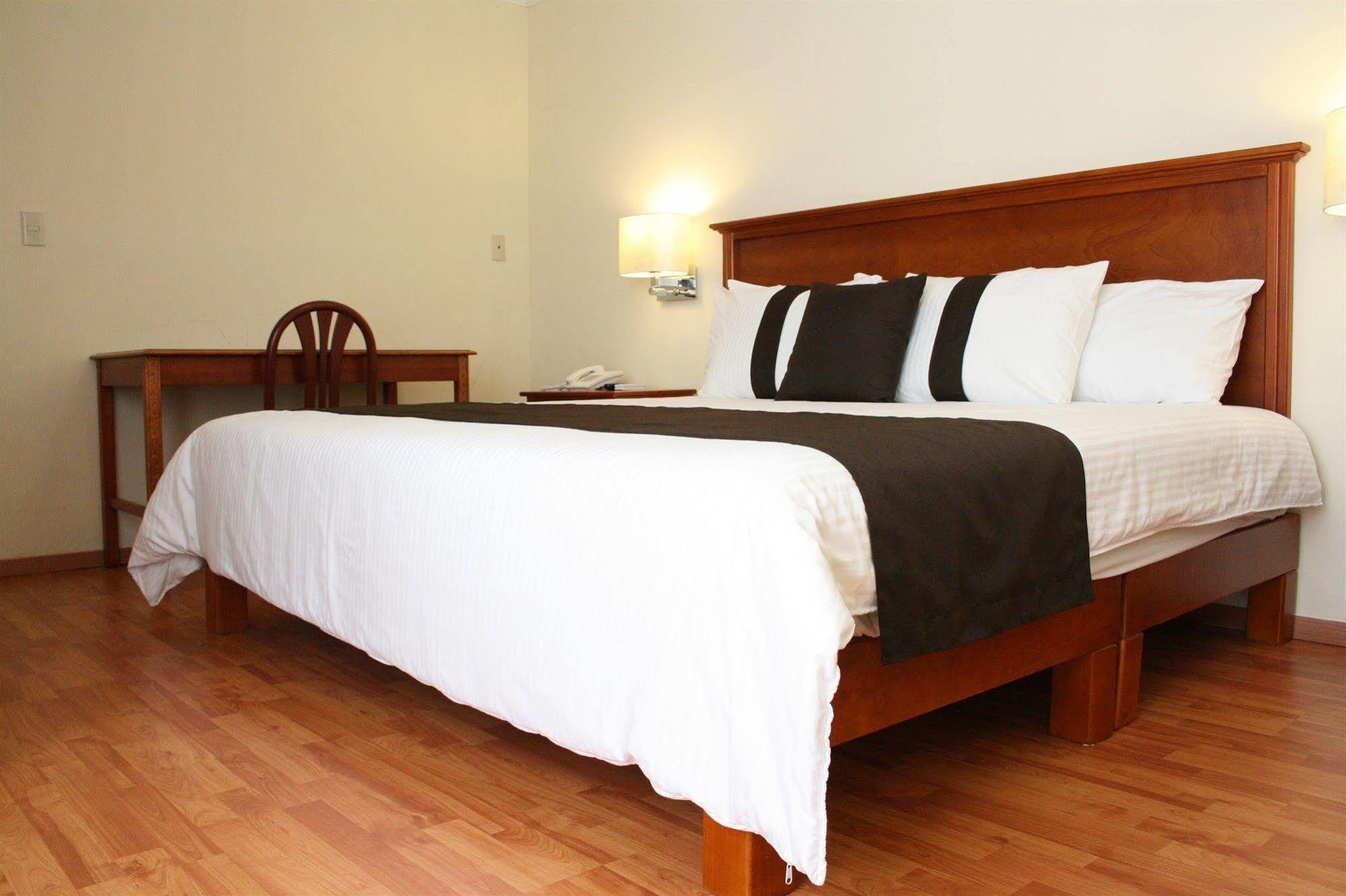 Del Marques Hotel And Suites Guadalajara Kültér fotó